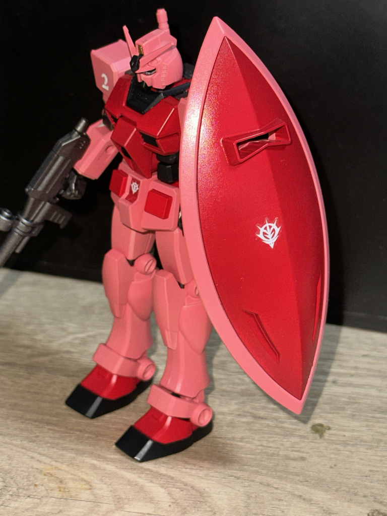 ゲルググの盾と連邦マークを削ってジオンマークを入れました。