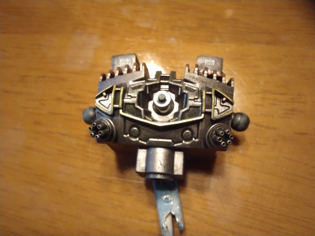 ほぼ隠れるのですが内部も金属感を出すようにウェザリングをしています。