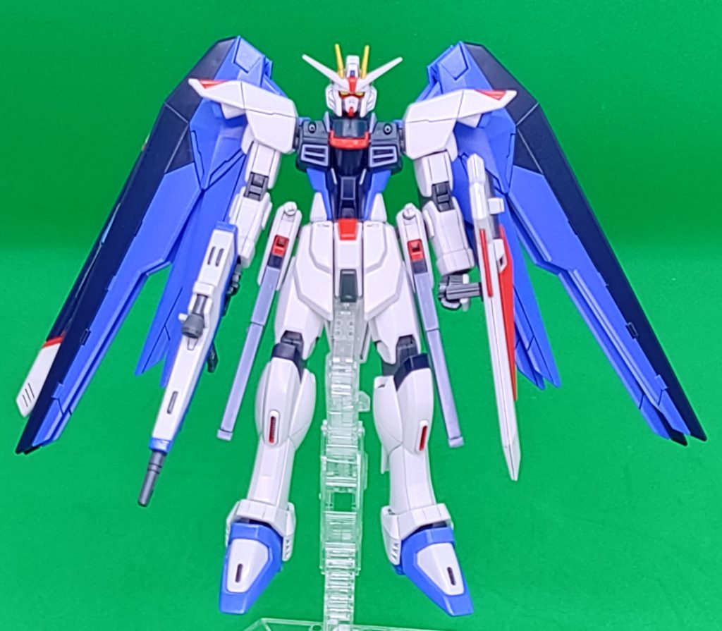 元々はRGジャスティスガンダムのキットをいじっていたのですが、どのようなジャスティスを目指すか決めるにはまずどのようなフリーダムが理想かを決めねばなるまい！と思い立ったことにより、当作品に着手しました。途中、夏の暑さで中断したり別作品（SDEXウイングゼロEW）を挟んだりしましたが、ようやく完成。不満点も少なくありませんが様々な手段の取捨選択の末、これを完成としました。