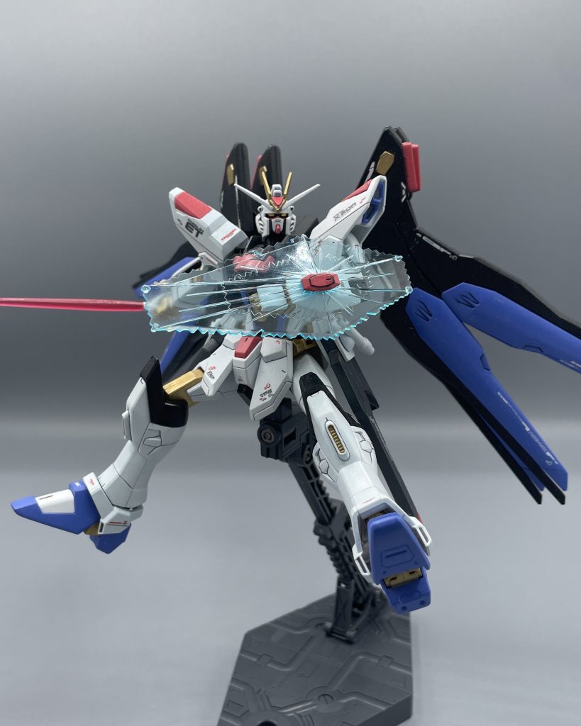 ビームシールド　両腕に実装されたビームシールド。シンプルにカッコいいですよね！　キラ君は基本的にサーベル二刀流などで超高速で戦線に突っ込んでいきます。その際手持ち式のシールドが邪魔・デッドウェイトになる場面が多くみられました。両手を使う際に盾をその辺にぶん投げては回収するというシークエンスがなくなる分、キラ君にとっては嬉しいシールドになったでしょうね。　そう思うと、盾がドラグーンになってビームシールドも張れるライジング・フリーダムは、キラ君の戦闘スタイルにマッチした機体だったんだなぁと思います。←ただライフリ大好きな人（笑）