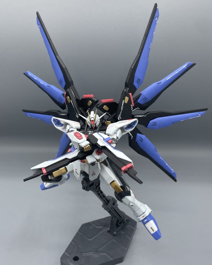 高エネルギービームライフル　フリーダムガンダムのルプスビームライフルを改良して、２丁持ちにするという強烈なパワーアップを果たしたNewライフル。　腰のレールガンを腰部にグルンと回すことで、両腰に懸架することも可能です。