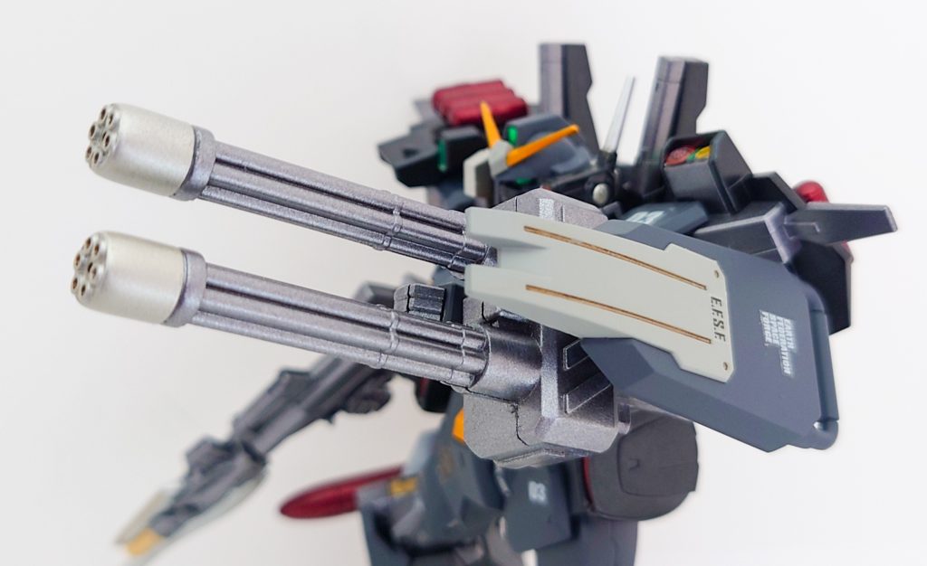 武器その4　ガトリングシールド左腕に装備されたガトリングと一体化したシールド。　