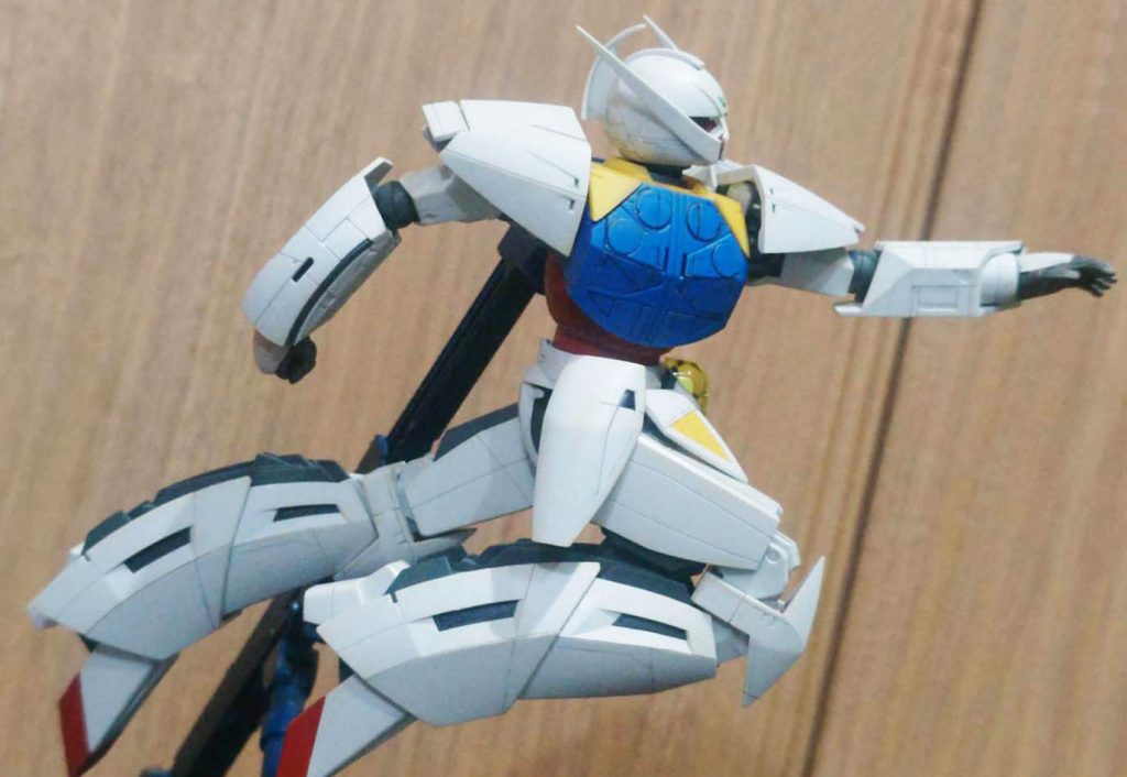 弧を描く脚のラインが美しい。シド・ミードデザインは、一味違った良さがありますね。