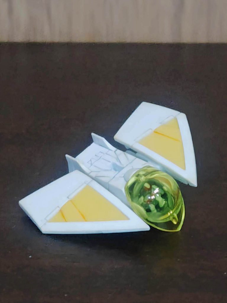 分離してコアファイターに変形したコックピット。あまり上手くはできなかったけど、ロラン君は塗装しました。