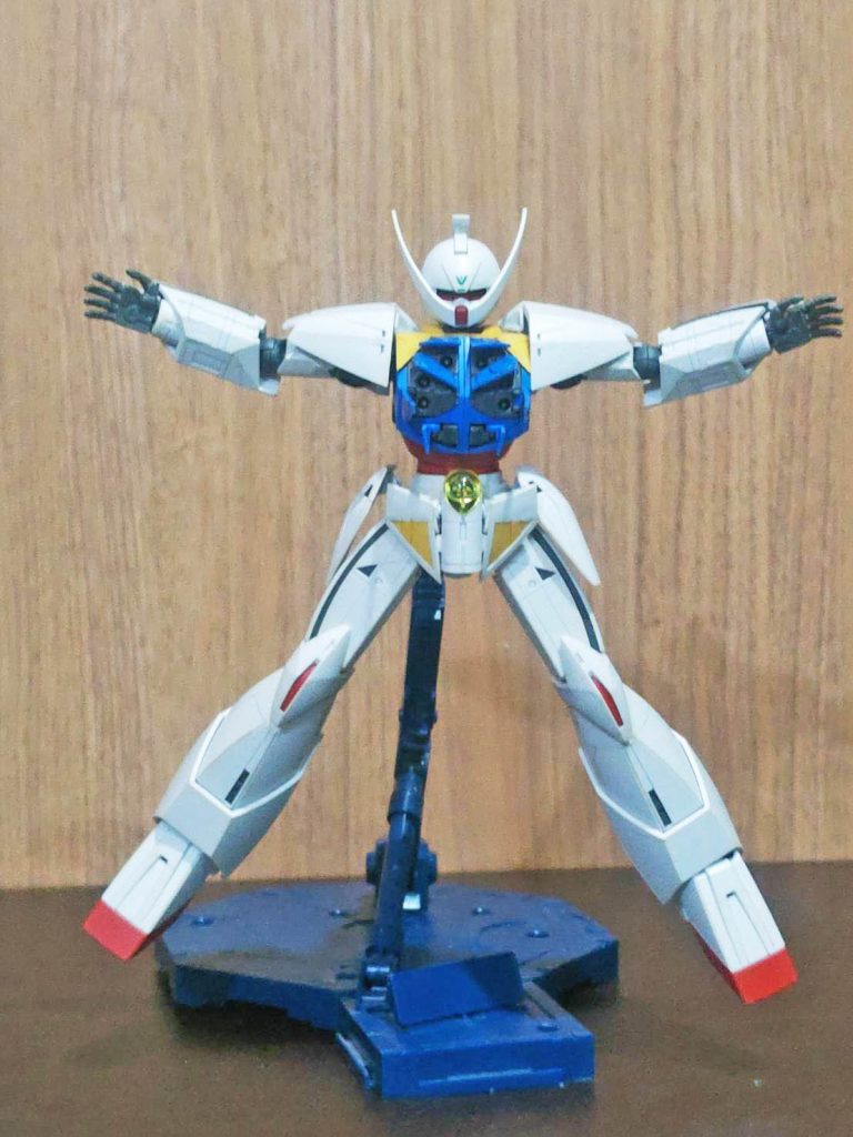 マルチパーパスサイロ全開のポーズ。とはいえただの武器庫でミサイル発射機構は備えてないので、ミサイルは手投げになります。この状態で発射できるのは、一番下のビームドライブユニットだけ。