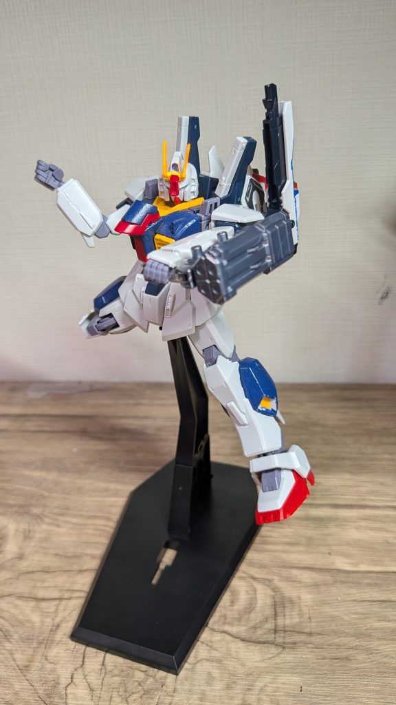 武装はガンバズーカ、ビームライフル、サーベル、ハンドミサイルです。