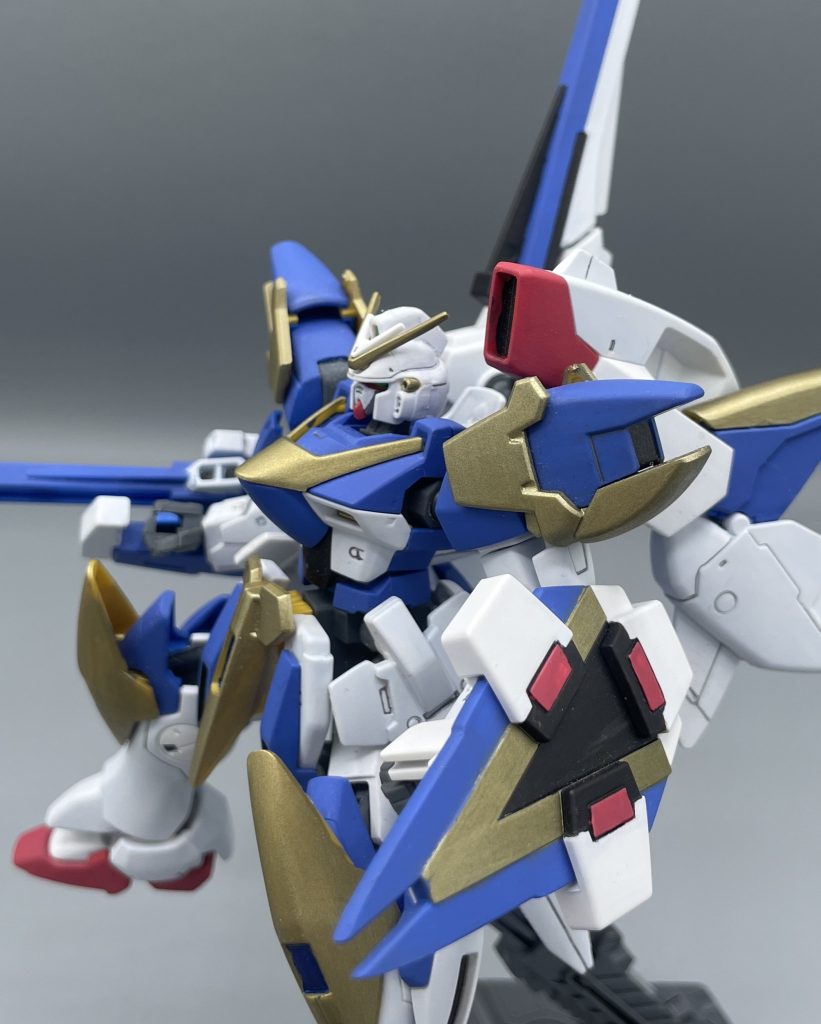 スプレー・ビーム・ポッド　左肩に装備されたビームポッド。ビームの散弾を放つことが出来ます。散弾やスプレーと聞くと、GMのビームスプレーガンを思い出しますが、あれとは比較にならないくらい強力です。　Vガンで最も強力な硬さを誇る”タイヤ”を粉々にする威力を誇ります。もうこれだけでイイじゃん！！