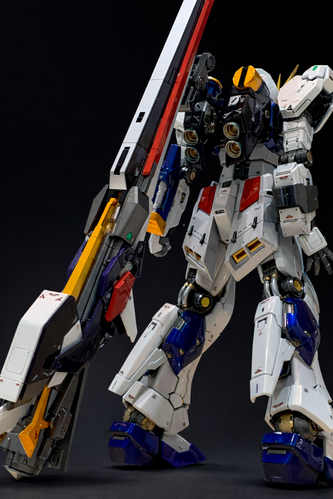 ロングレンジフィンファンネルの赤の縦ラインはフレームと同じガンメタで。他にも配色がおもちゃっぽかったので変更しましたけど、まだ色数減らした方が良かったかな😅