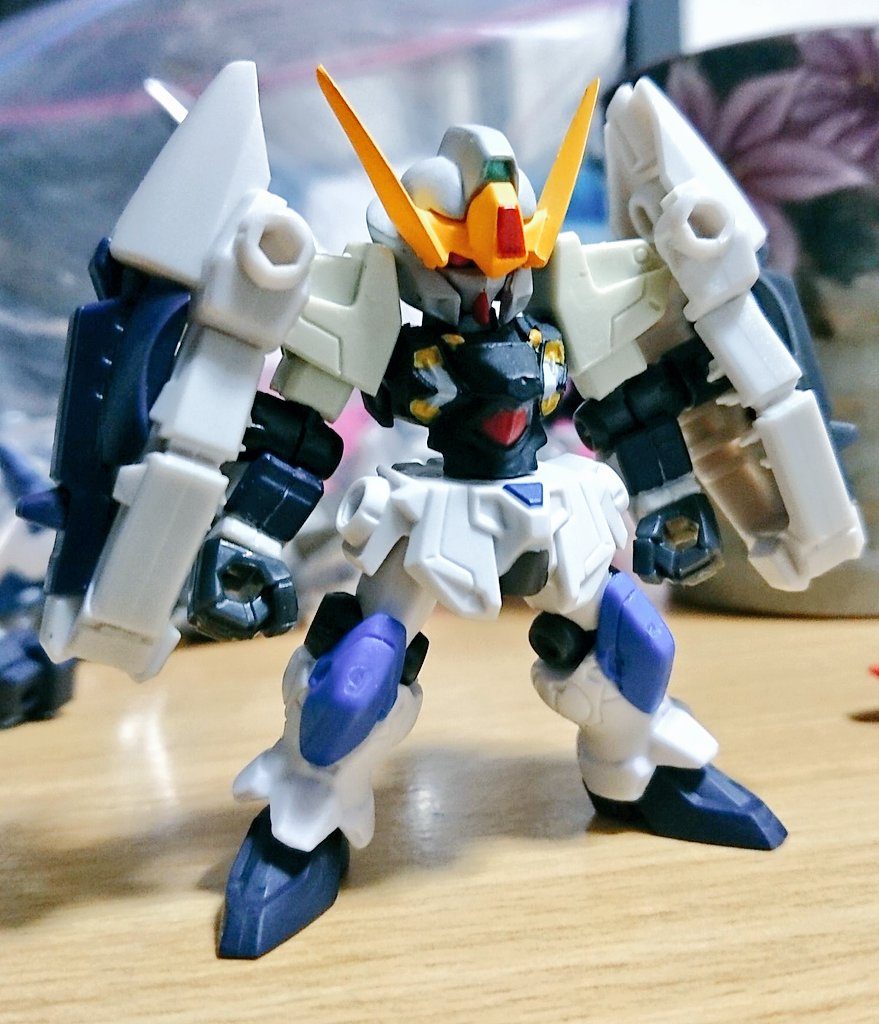 製作途中の写真だと頭部がシスクードになってますが、実際に使ったのはクロスボーンガンダムの頭部とシスクードのマスクです。