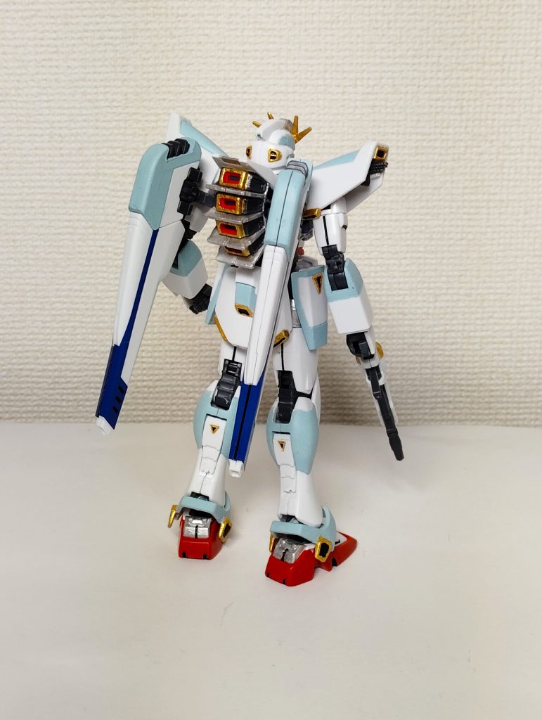背中の異物感覚は00ガンダムとどっこい。この系譜がVガンダム等に引き継がれなくて良かった。