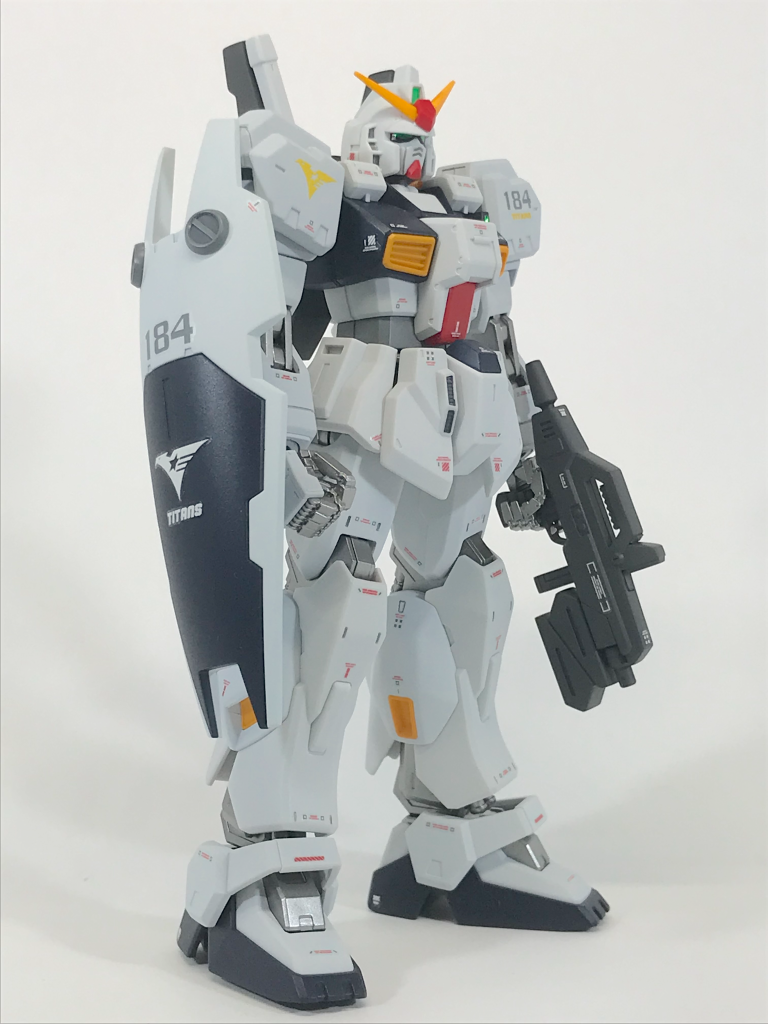 隊長機（機体No.184）ホワイトを基調とした試作型カラーに仕上げました。実戦配備型との差別化のためコクピット周りをイジってます。