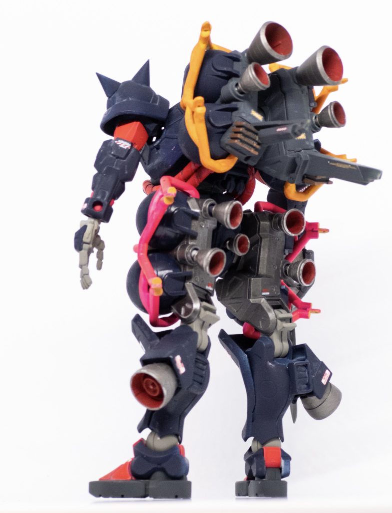 MSV、特に06R系の華はバックショットだと思ってます。GQグフ製作で脚が丸々余りパーツになっちゃったのもったいなくてなんか使えないかな…が製作動機です。軍警ザクの太もも部分をジャンクパーツでデコレートしてバックパックにしました。