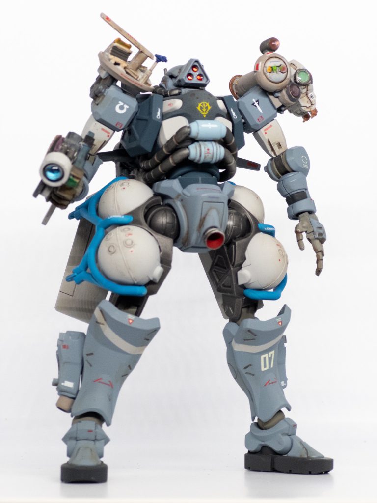 肩のセンサー類やガンカメラもジャンクパーツをゴテ盛り｡今回は各種レンズ部分の表現にUVレジンを使ってみました。世間的には今更かもしれないけど個人的に初の試みです。なかなかいい感じなので今後も使っていきたい！