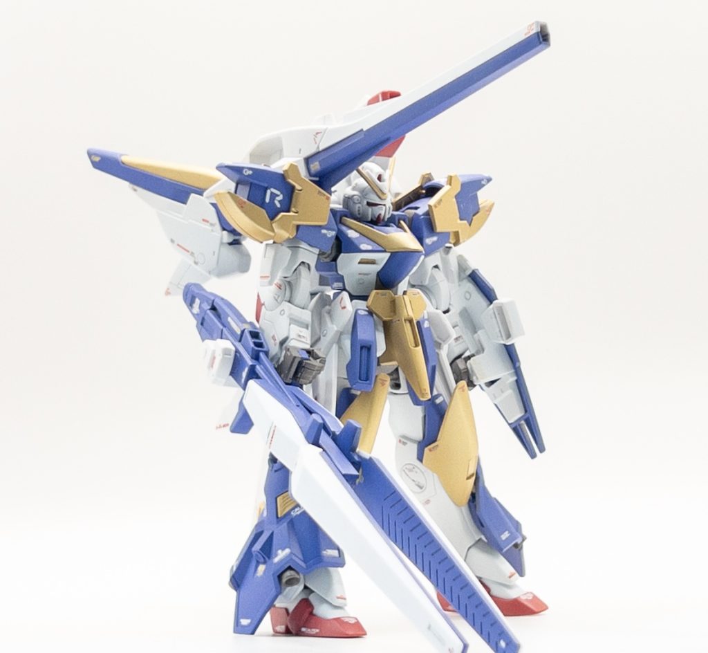 【デカール】コンセプトは「 ver kaらしさをHGに落とし込む」。そのため、白→赤色のデカール赤→白色のデカール金色→赤色のデカールとしています。なお、こだわりとして、差し色を使いたかったため、青色部分では白色のデカールのほかに「黄色」のデカールも使ってます。青色下地に白だけだと単調になりがちですが、黄色がちょこちょこ入る事で、メリハリが生まれたのかなと。デカールは一つ当たり2〜3分くらいかかるので、この量を貼り上げるのに8時間くらいかかってます笑。ただ、その甲斐あってHGっぽさも薄れたような。