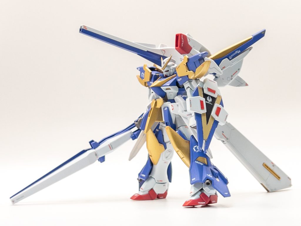 【初めに】今回使用したキットは「v2アサルトバスターHGUC」です。今回のコンセプトは「脚とバックパック、武装を盛って、自分の理想のアサルトバスターを完成させる！」でした。また、放射線状に広がる機体シルエットが大好きなので、前にも横にも後ろにも盛りました！