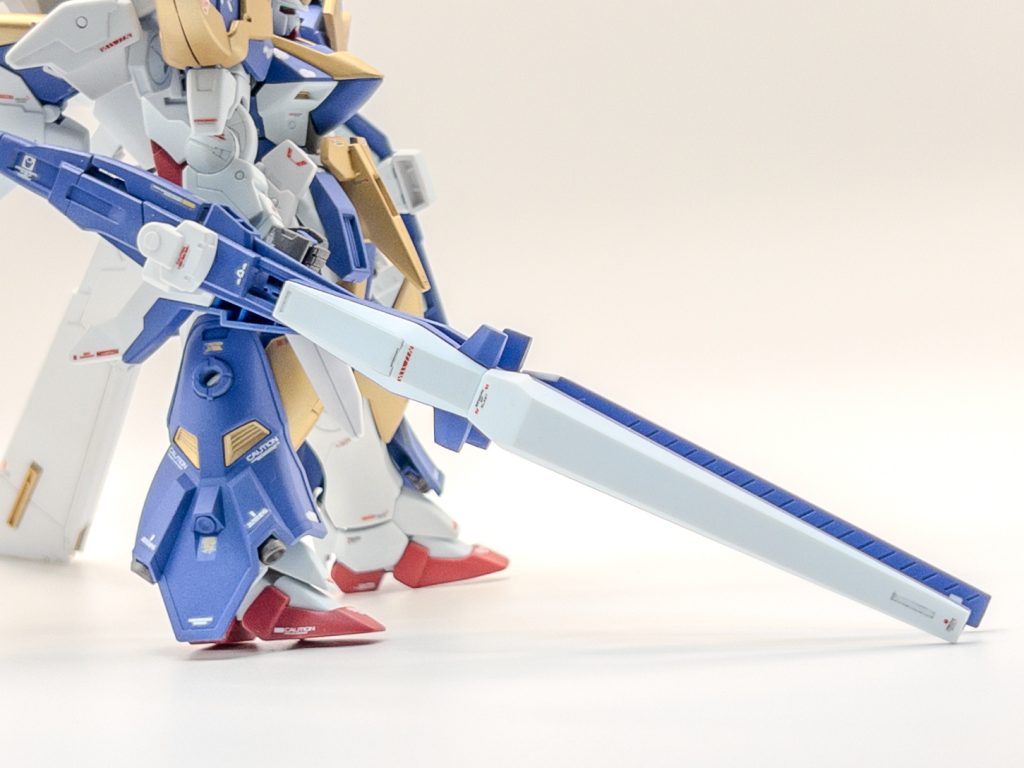 【その他2】この追加武装もお気に入りです。またキットの白いパーツが細くて…、代わりにお試しでファンネルパーツを持ってきたらかなり理想系の武装に近づいたので採用。ウッソならファンネルは絶対使える！なお、このパーツ、なんと脱着可能です。そのためエアリアル改修型みたいに、通常時はファンネルとして運用できたりします。このデカールもいい味出してて好きです。