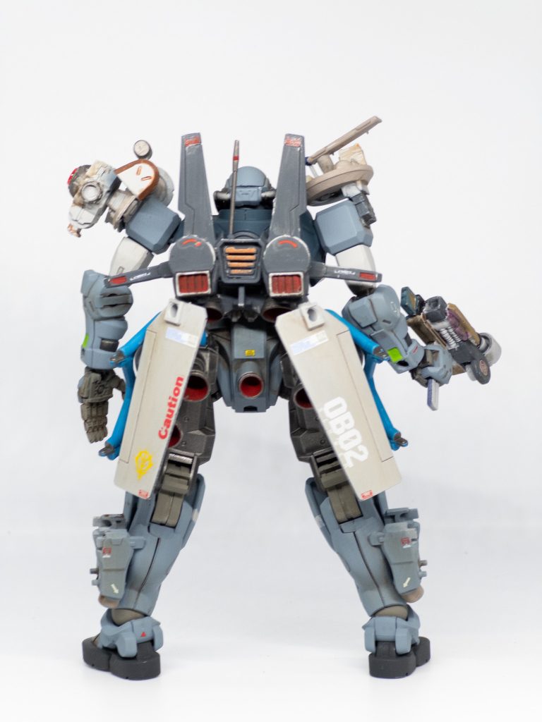 ザクフリッパーも見せ場は背中ですね。ジャンクパーツをいろいろくっつけてみました。それっぽく見えるかな？