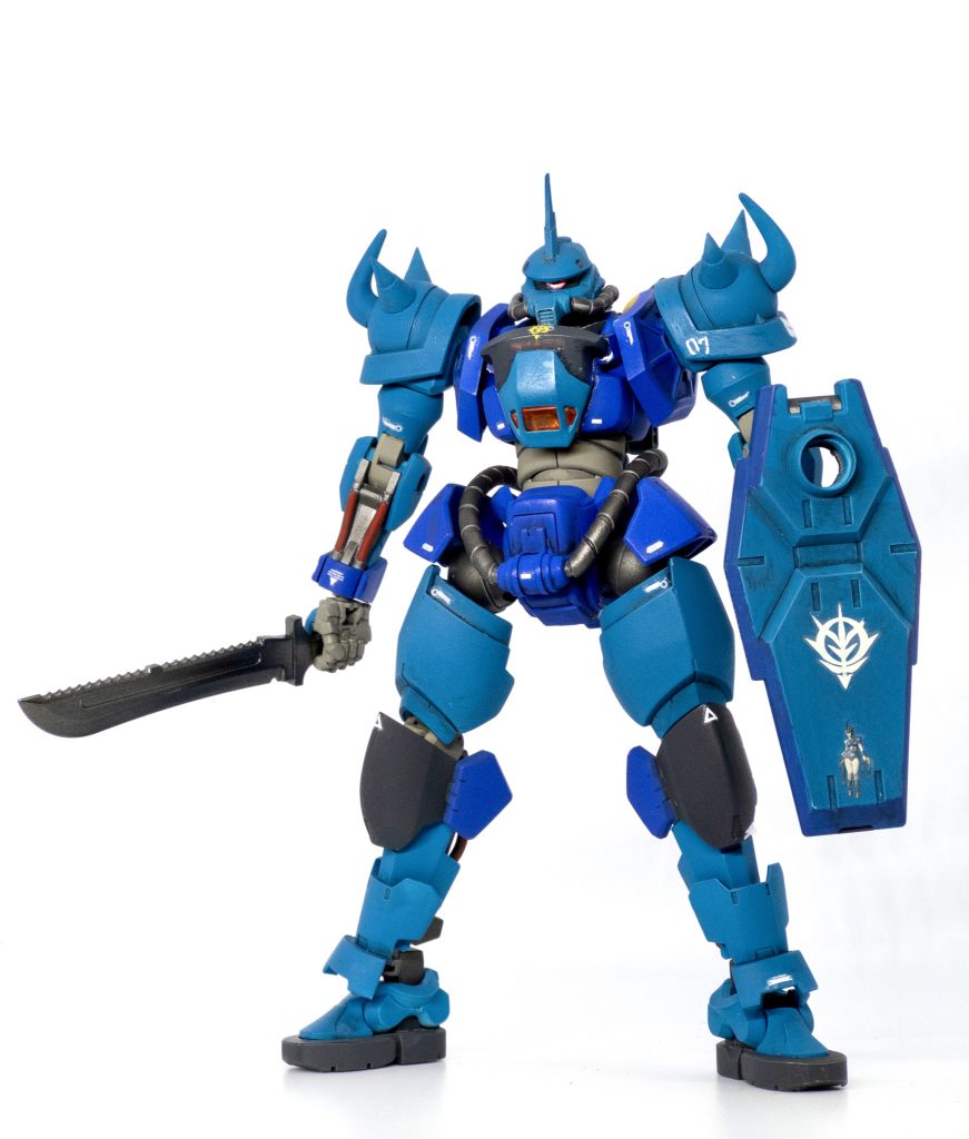 青くしてツノ付けて曲がったスパイク付けて…だけだとちょっと物足りなさそう、グフといえば地上用MS、地上だとあの脚部はないよなあ…ってことで動きやすいものに変更しました。脚はヘルムヴィーゲ、腕はオルトリンデを使用しました。放映当時に買ってバスターソードだけ取って本体はずっと寝かせておいたヘルムヴィーゲがついに役に立つ時が来ました。