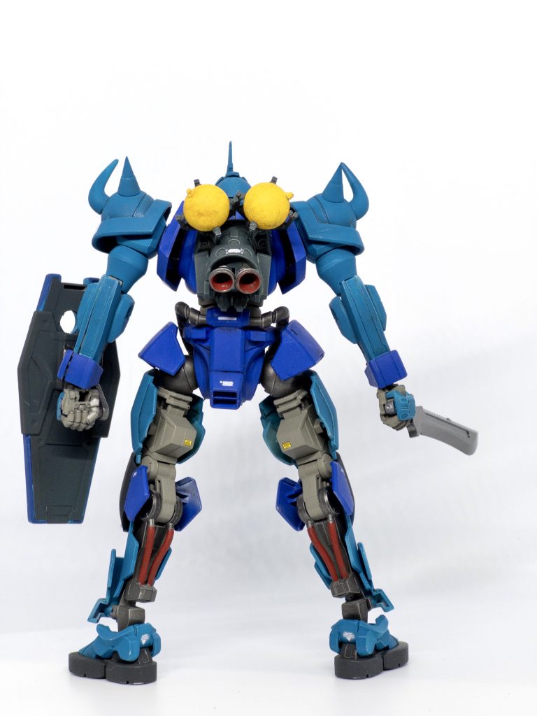 脚は変更したら燃料タンクなくなってしまう…と困ると思うので背中に背負わせます。ヘルムヴィーゲを使っているので脚裏はヴァルキュリアフレーム剥き出しです。フレーム内で映えるようにパイプは明るい色で指し色入れてみました。