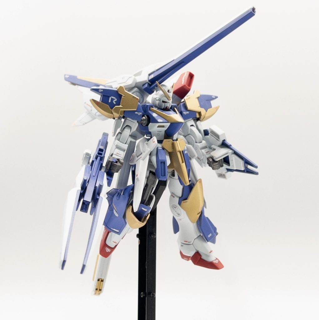 【加工した箇所】バックパック→元キットではバックパックがかなり簡素なパーツだったので、違うキット（ヘイズル）からバックパックを拝借しました。脚→上半身に比べて脚が盛り足りなかったので、違うキット（イフリート）から拝借。バスターパック→MGや設定画と比較すると目立つところに変なディティール（具体的には肩に当たる部分のハンペンみたいな奴）があったので切り取りました。ロングレンジライフル→MGと比べると若干寂しい感じがしたのと、「最強のパイロットならファンネルは欲しい」と思ったので、デルタカイから拝借。それぞれ上手くいって満足！