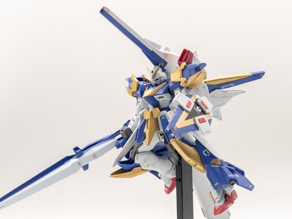 【塗装】塗装→元キットから離れすぎず、少し複雑な色味で高級感を持たせました！青色はモデルグラフィックスカラーを使用してます。赤みが少しありつつも青として映える素敵な色ですよね。好き。また金色は、金属感を持たせるためにガイアノーツさんのゴールドにスターブライトゴールドを混ぜたものを使用しました。一応白部分も水色を含ませてます。