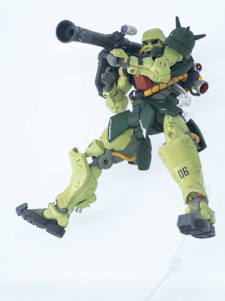 太ももは30 MMのヴェルデノヴァです。膝の接合部分にGQザクの膝関節パーツが無加工で付けれました。