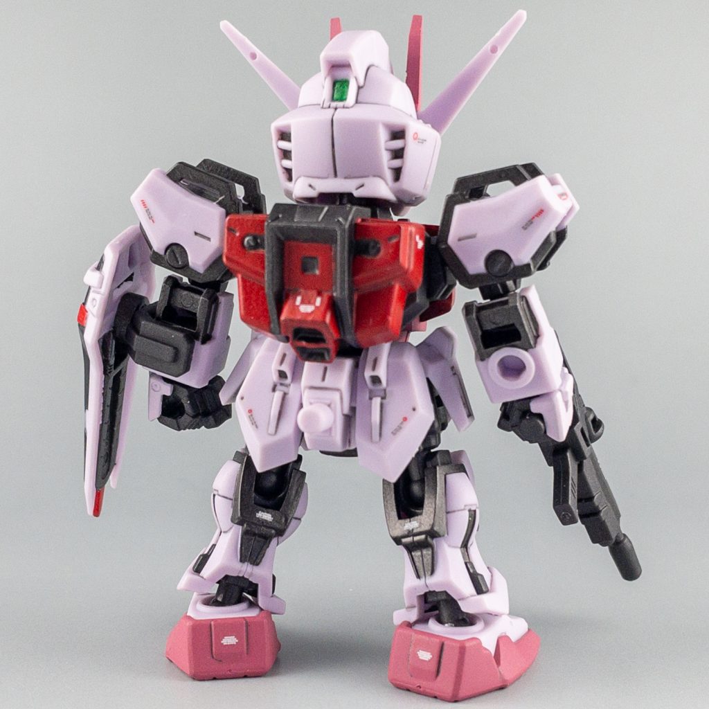 立ち姿。まずはストライクルージュ単体から。まだ組み立てていませんが、同弾のストライクガンダムのカラバリです。色合いも劇中のイメージに近い感じがします。付属武装は57㎜高エネルギービームライフルとシールド。 塗装は主にシールで補う部分に施しています。背中のバックパックは単色だったので、全塗装しています。後はスミ入れとデカール貼り、つや消しでトップコート 【使用塗料】本体フレーム部分…水性ホビーカラー 黒鉄色本体赤色部分(胸部)…水性ホビーカラー モンザレッド本体ピンク部分(ハンドパーツ)…水性ガンダムSEEDカラー ストライクルージュピンク