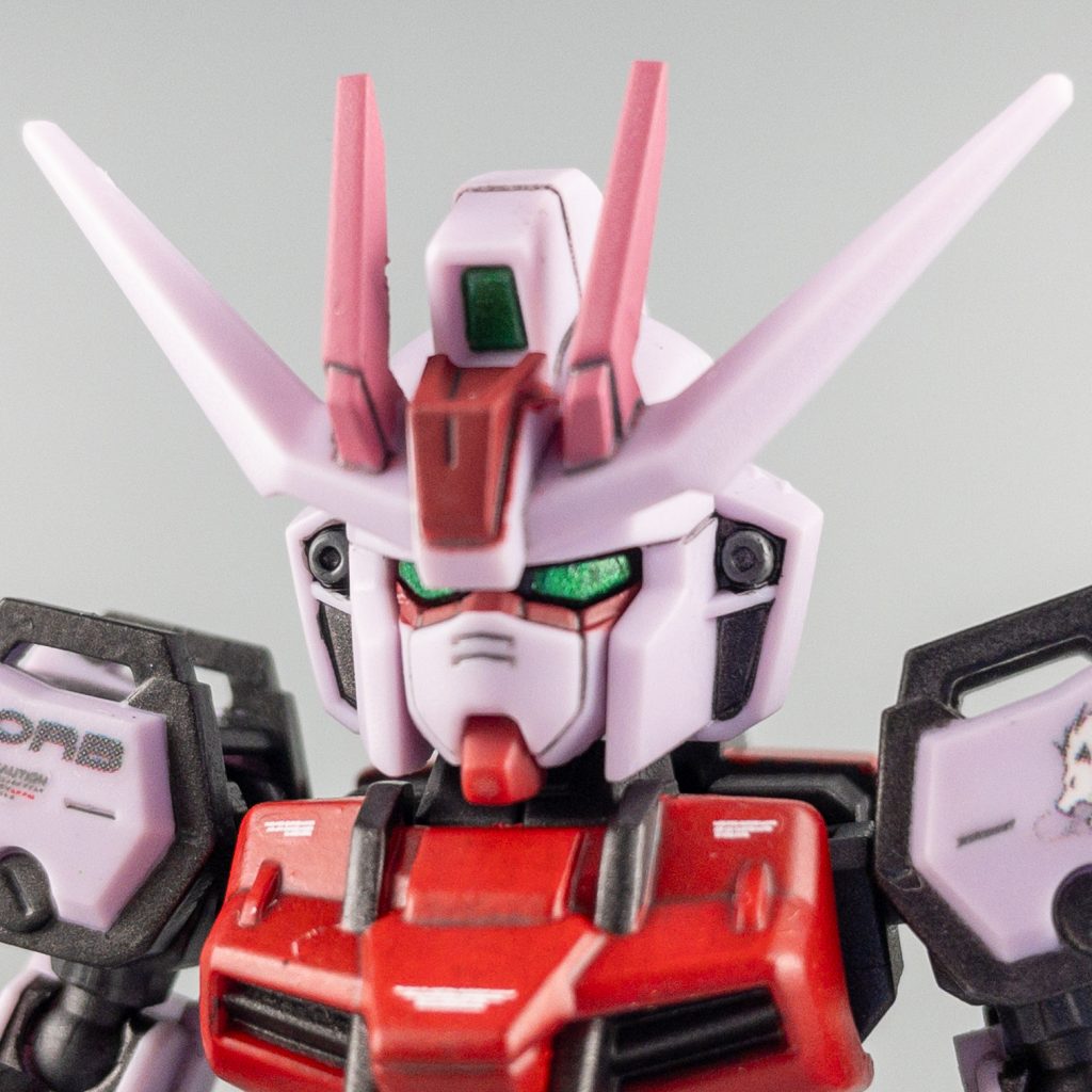 バストアップ。非常にイケメン。細かくモールド分けされており、イーゲルシュテルンも再現されています。頭部アンテナも色分け済みでした。頭部センサーとツインアイ、イーゲルシュテルンは塗装しています。 【使用塗料】頭部センサー、ツインアイ…水性ホビーカラー メタリックグリーンイーゲルシュテルン…水性ガンダムカラー ガンダムエアリアルグレー