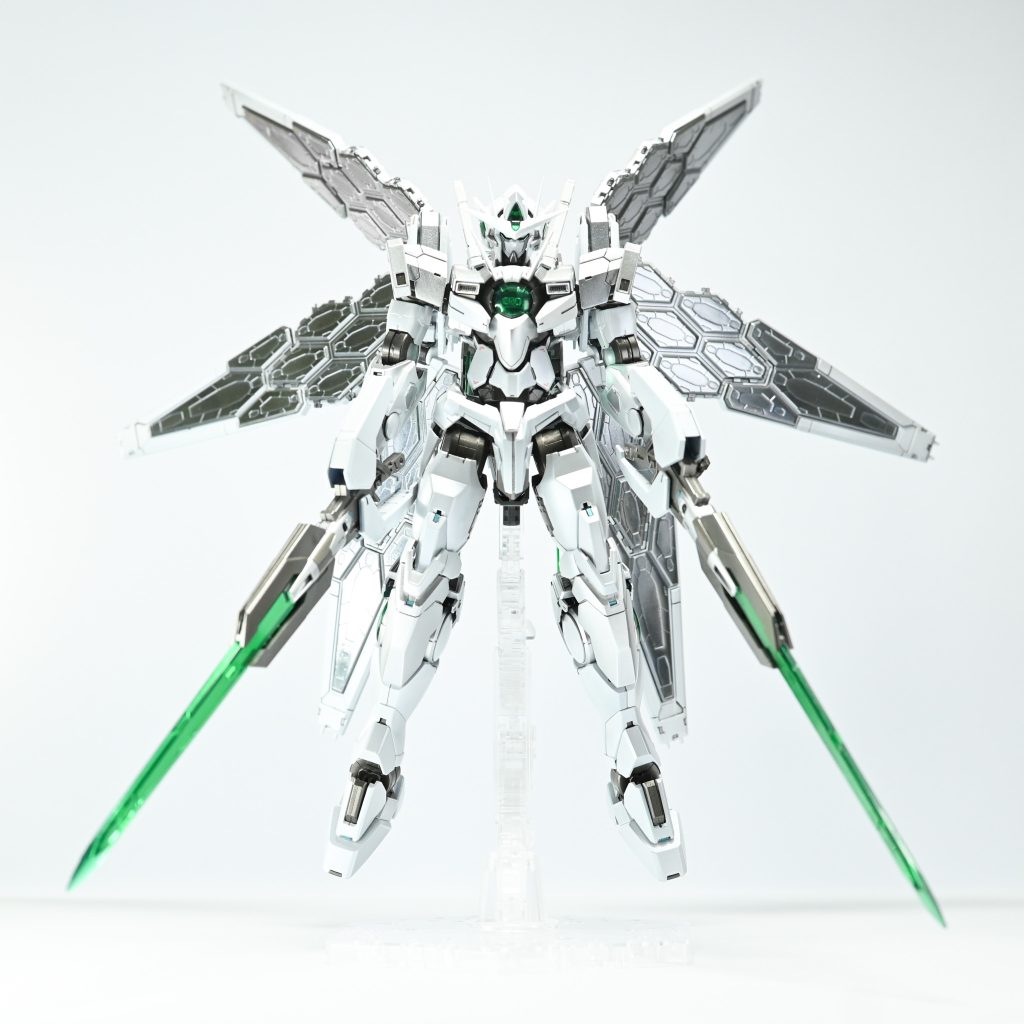 真正面から。グラスフェザーが光を反射してくれました。グラスフェザーのクリアパーツ部分は水色で、クアンタのクリアパーツのグリーンと合わず、統一感がなくなるため、どちらかの色を変える必要がありました。クリアパーツの色を変えたり、3dプリンタはもってないし、パーツ自体をレジンを使って正確に複製する技術はないので、雰囲気壊さないようにとたどり着いたのが「メッキ塗装」になります。初めてのボーンペイントデビューでしたが黒ずんでしまい失敗…、こすって銀SUNでなんとかトーンを上げて対応しました。こすって銀SUNサイコー