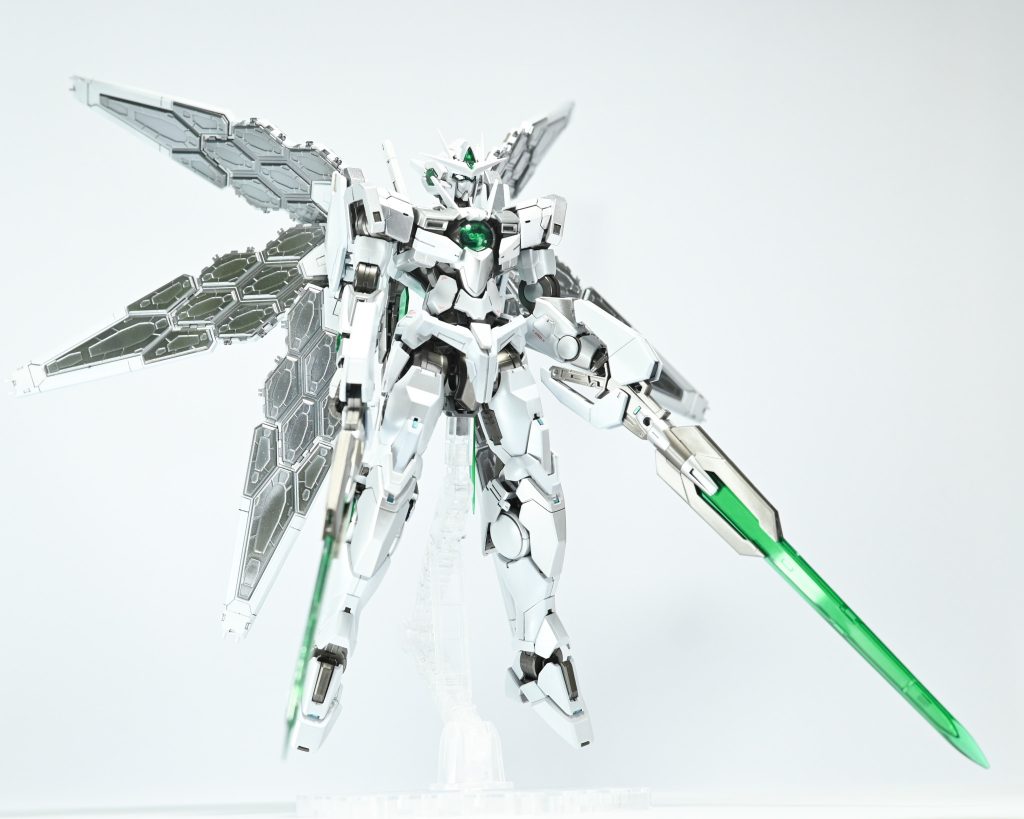 武装のGNソード、結構長い。マウント力が弱くポロポロ落ちるのでポージングが大変。でも持つとかっこいい！