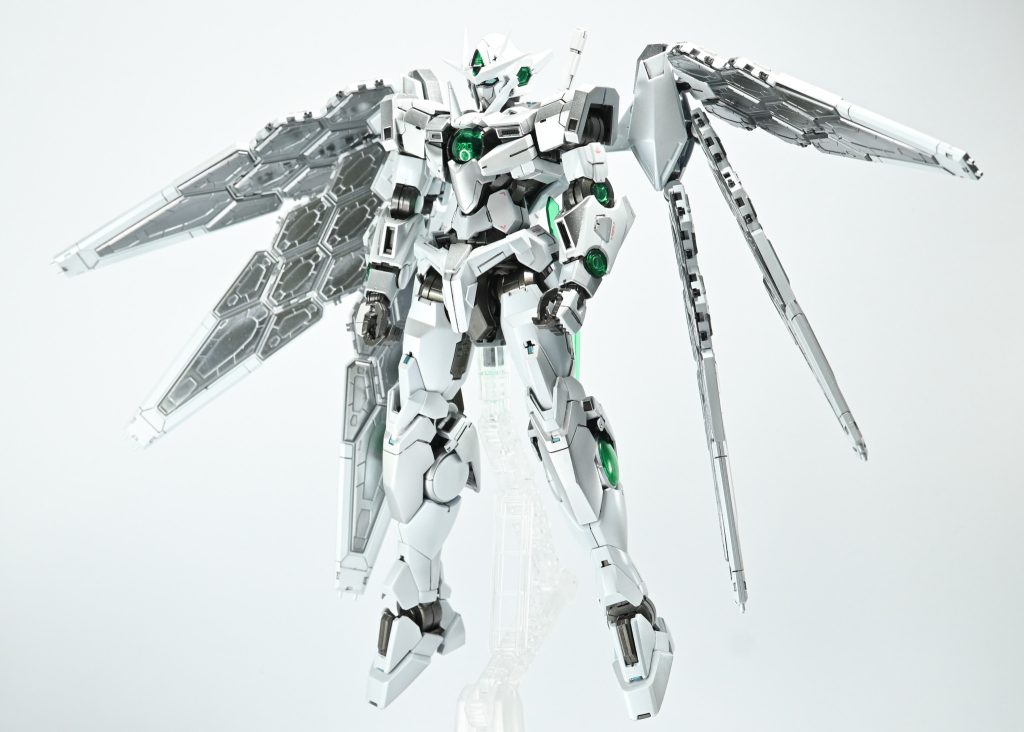 クアンタフルセイバーとジャンク品のMGクアンタでシンメトリー化し、HGフリーダムの一部とグラスフェザー6枚でバックパックを作成しました。（シンプルを求めた結果、フルセイバー要素は封印しました）MGとHGのミキシングはサイズ感も課題としてありますが、シンプルで細身のクアンタと、HGのサイズ感でやや大きめなグラスフェザーを6つ装着することで個人的にいい感じのボリューム感になったなと思っています。