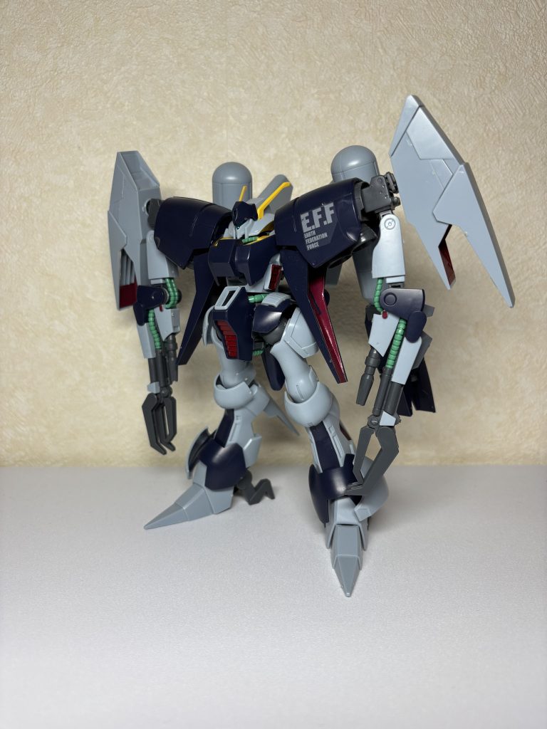 開けた状態です。パーツの凹みやゲート跡、シールが目立ちます。シールのベトベトはパーツクリーナーで取りました。背部のタンクが重く、ぐでっとした感じで上を向いていたのが気になりました。