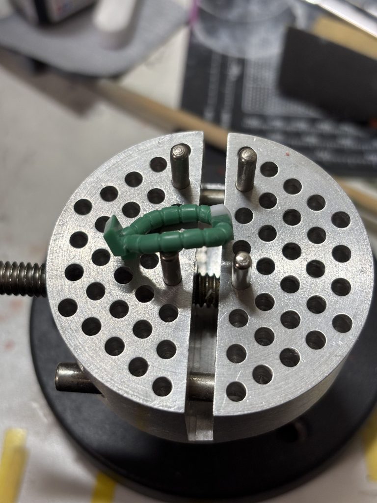 腰のパーツにプラ板貼り付けて支えの役割あるパーツにしました。