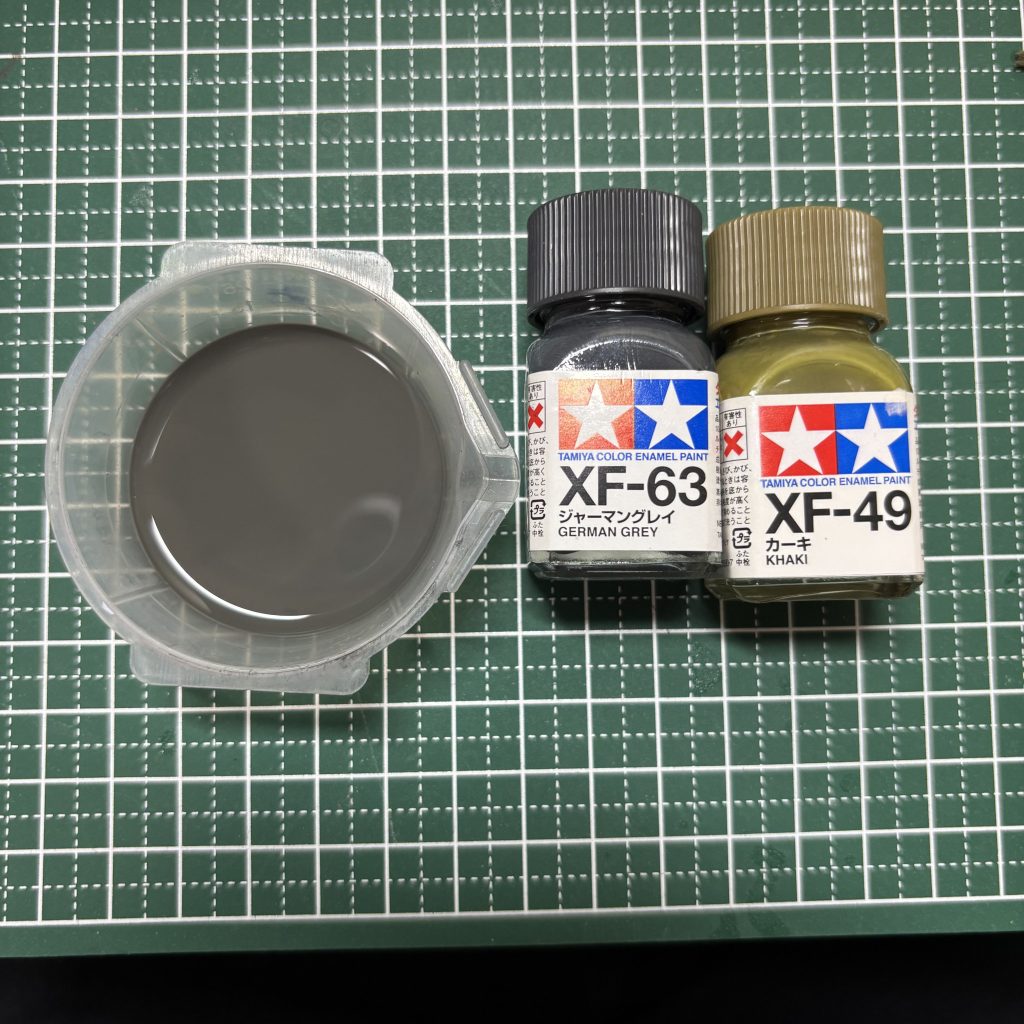 ウォッシングタミヤ XF-49 カーキ + XF-63 ジャーマングレイいろいろ試してみたんですが、ウェザリングカラーとかだと濃すぎたので持っていた塗料で調整しました。エナメル溶剤で普通に膝関節の見えない部分とか割れました。ポージングは基本もう無理っす。塗料の伸びは良さそうだったのですが、拭き取りの扱いが下手でした。専用塗料のほうが楽そうです。