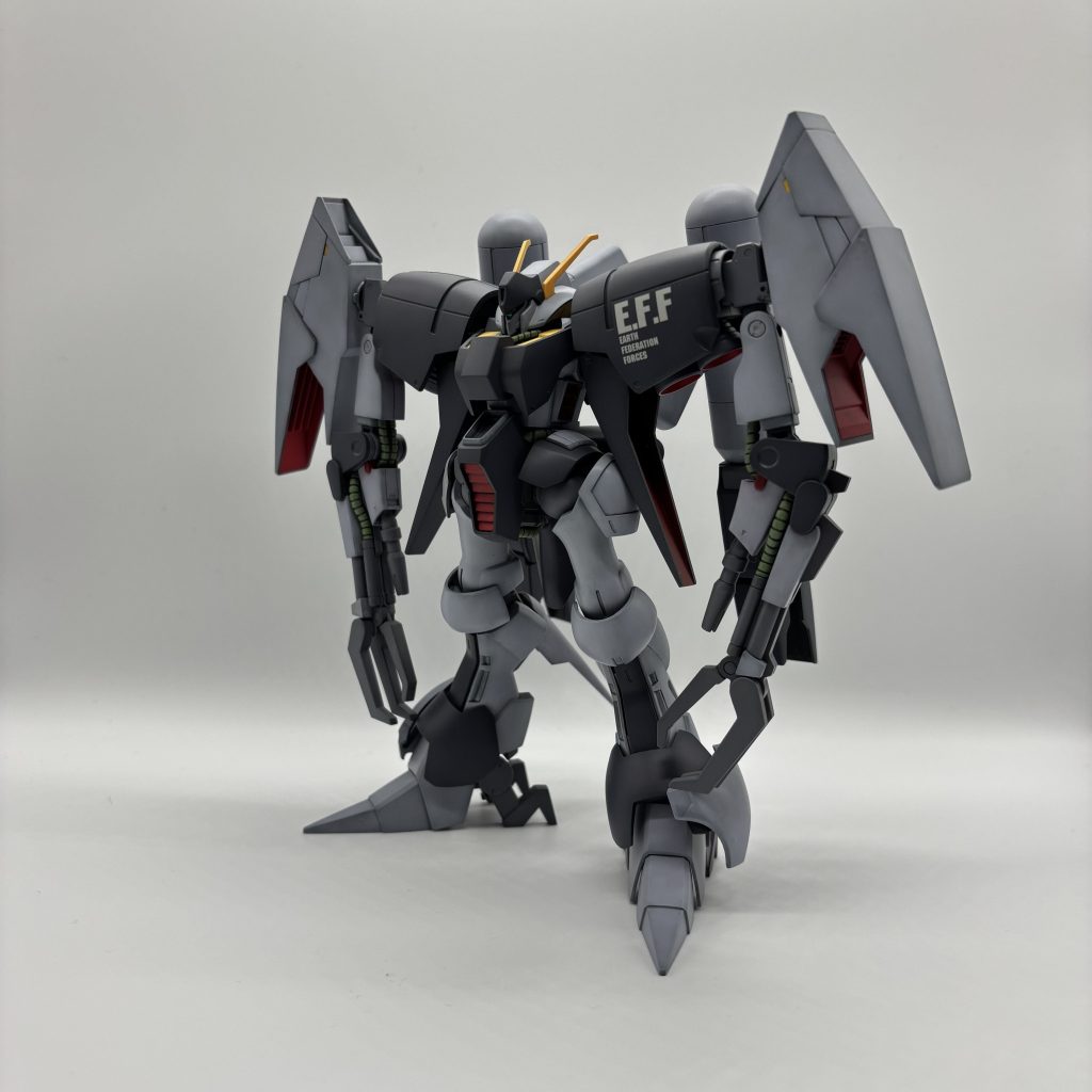 工作首を1mm延長しています。姿勢が良くなるように腰のパイプパーツの背部をプラ板張って調整しています。肉抜き穴が多くてマジしんどかったです。肘の部分の肉抜きとか塗るまで気づかなかったので忘れています。ガンダムデカールのバイアラン・カスタムサイズのEFFを張ったのですが、これがかなりオフホワイトみがあっていい色で、他に白とか張ると浮きすぎるので張るのやめました。