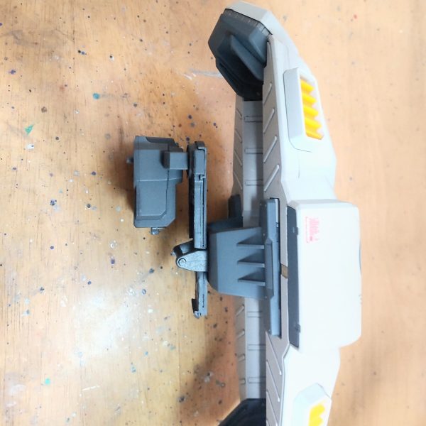 GP02陸戦型で「シールドをどうやって取り付けてるの?」と質問頂いたので投稿させて頂きました。バックパックにシールド取り付け軸と弾倉の取り付け軸を付けてます。弾倉はビルダーズパーツ07の可動軸で、シールドはバインダーの関節軸？で取り付け。シールド側も写真の様に延長してます。延長はMGストライクのシールドを使って延長工作をしたと思います、すいませんうろ覚えです😓。参考になりましたら幸いです。（3枚目）