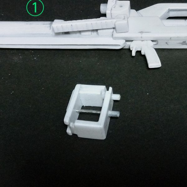 ガンキャノン武装製作その2オマケ😊やはりせっかくでっかくて長い武装を作ったので、腰にマウントしたいと思いプラ板でマウントラックを作りました。①の画像でレールキャノンが結構重いので頑丈なのにしました。②の矢印のところに汎用ハードポイントを作り取付けられるように🤣（4枚目）