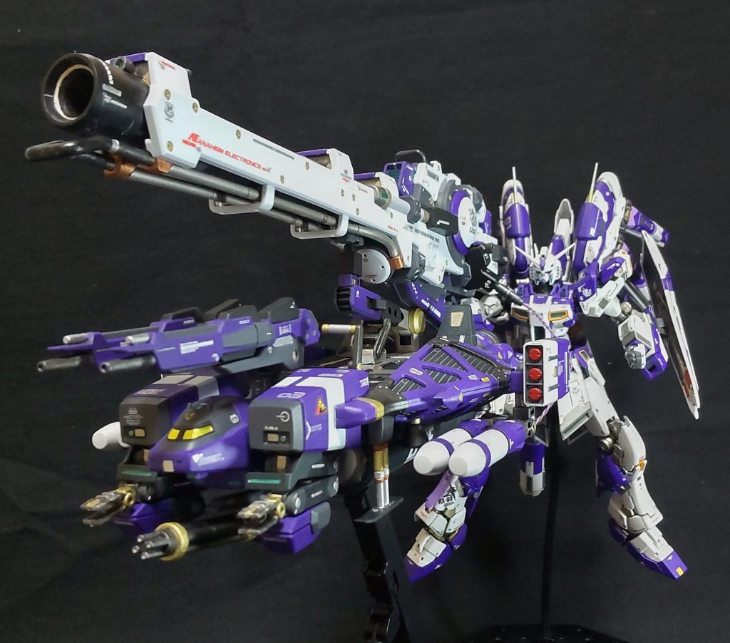 もちろんνガンダムにかまえさせる事も可能。必要な電源やエネルギーを89式ベースジャバーから供給することでラーカイラムから離れた場所でもHMBRを運用出来ます😄。スキウレのイメージで作ったのですがHMBRがデカイのとベースジャバーが小さいので少し思ったのと違いますが、良しとします😆。