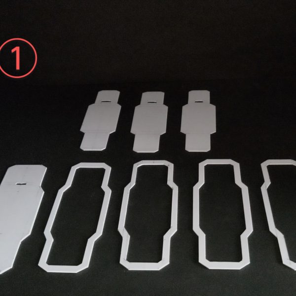 ガンキャノン武装その3でシールドの製作になります😊今回はジムガードカスタムのシールドを自作しました！①組合せを考えながらプラ板を切り出して接着します。②塗装の事を考えてある程度分割しました。③参考の画像から寸法をスケールアップして本体のサイズアップに合わせて少しサイズ盛りました🤣④画像では解りにくいんですが、裏側めちゃんとモールドをスジ彫りしました😊メイングリップと上下のサブグリップを可動式にしたのでシールドの横持ちもできます🤣次は予定して無くて製作を迷ってるんですが、このままではバランスが悪いので、バックパックをなんとかしようかと思います🙏（3枚目）