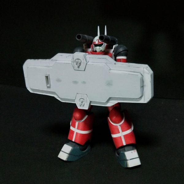 ガンキャノン武装その3でシールドの製作になります😊今回はジムガードカスタムのシールドを自作しました！①組合せを考えながらプラ板を切り出して接着します。②塗装の事を考えてある程度分割しました。③参考の画像から寸法をスケールアップして本体のサイズアップに合わせて少しサイズ盛りました🤣④画像では解りにくいんですが、裏側めちゃんとモールドをスジ彫りしました😊メイングリップと上下のサブグリップを可動式にしたのでシールドの横持ちもできます🤣次は予定して無くて製作を迷ってるんですが、このままではバランスが悪いので、バックパックをなんとかしようかと思います🙏（2枚目）