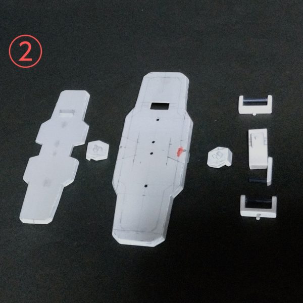 ガンキャノン武装その3でシールドの製作になります😊今回はジムガードカスタムのシールドを自作しました！①組合せを考えながらプラ板を切り出して接着します。②塗装の事を考えてある程度分割しました。③参考の画像から寸法をスケールアップして本体のサイズアップに合わせて少しサイズ盛りました🤣④画像では解りにくいんですが、裏側めちゃんとモールドをスジ彫りしました😊メイングリップと上下のサブグリップを可動式にしたのでシールドの横持ちもできます🤣次は予定して無くて製作を迷ってるんですが、このままではバランスが悪いので、バックパックをなんとかしようかと思います🙏（4枚目）