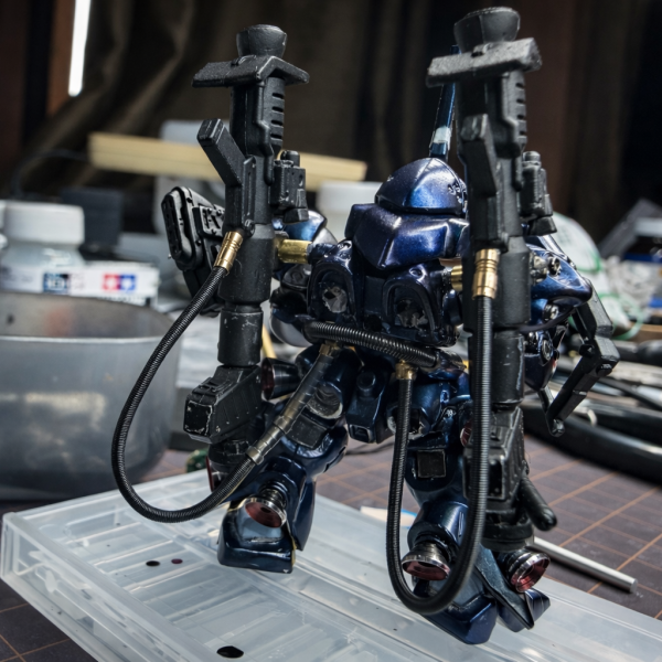 今日は一個前のコンバージのケンプファー武器が余っていたので武装改造してみました。&nbsp;そのままだと持つ所が無かったので持ち手を自作。斧も付いていたのですが手から離れない構造だったので一度切断して金属パーツに変更。&nbsp;バズーカは金属板を薄く切って差し込み、さらにメタルボールを入れまくってディテールアップ。&nbsp;現行ケンプファーのバズーカの一部には鉛シールを貼って、その上からクリアブラックを塗装。金属そのまま感が少し嫌だったのでトーンを落としてみました。&nbsp;この鉛シール、色々使えてかなりおすすめです。&nbsp;斧と「これは何だろう…地雷棒？」みたいな武器も磁石で脱着できるように改造。地雷棒にも鉛シール入れてます。&nbsp;接着剤があまり得意じゃないので基本は&nbsp;塗装汚れる → ヤスリ → 再塗装&nbsp;みたいな感じで作ってます。&nbsp;斧の刃先はもっと本物の刃っぽい色にしたいので、そこはまだ改良予定。&nbsp;そして当初からやりたかったバズーカにケーブル追加。&nbsp;実際バズーカにケーブル付いてるのかは正直分からないんですが…&nbsp;出来るだけ意味不明な改造はしたくないので&nbsp;「バズーカにケーブルは普通付かないよ」&nbsp;とかあればぜひ教えて下さい。勉強になります。&nbsp;あとこの武器なんでしょう？名前分かる方いたら教えてください。&nbsp;今はまだサーフブラック状態なので黒色を微調整して&nbsp;LED仕込みバーニア追加&nbsp;やろうかなと思ってます。&nbsp;コメントなくて少し寂しいですがシコシコ頑張ります🥹（5枚目）