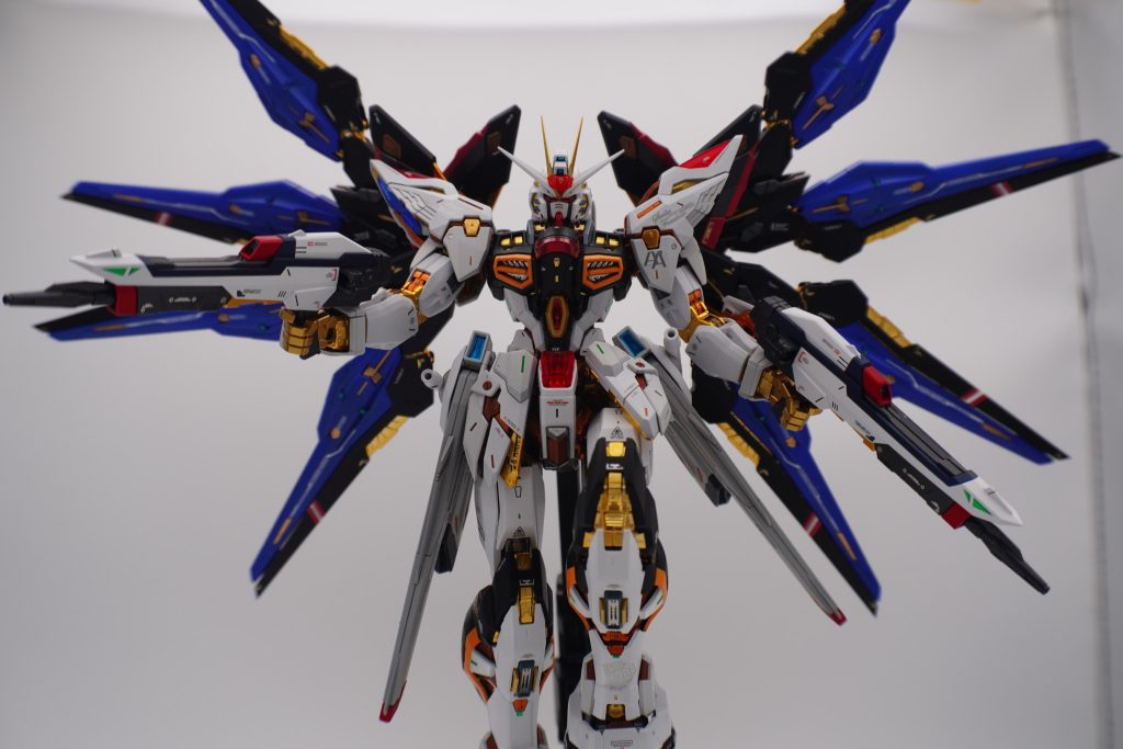 大きすぎて撮影ボックスいっぱいいっぱい。ほぼストレートに組んで、カラーリングはνガンダムに寄せました。マーキングは毎回自由にぺたぺたしています。今回はガイアノーツさんのコーションデカールとハイキューパーツさんのRBコーションデカールに割とお世話になったイメージ(他にも使っています)そして、組み立て中にアンテナ中央の赤いパーツを紛失。他のキットから使えそうなものを加工&移植しました(涙)。