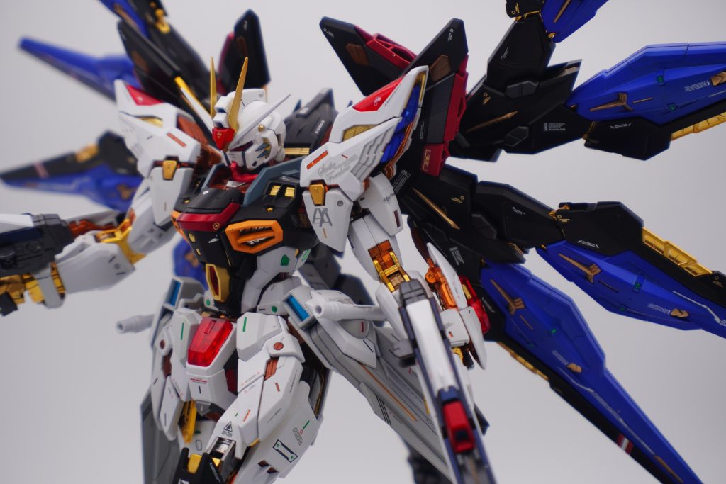 ちょっと角度を変えて。肩アーマーの金色の部分、メッキパーツでしたがパーティングラインが入っていたので削って再塗装しました。製本紹介ページではパーティングライン無いのに…。フレーム以外では赤色にメタリック塗装していますが、他は普通に塗っています。