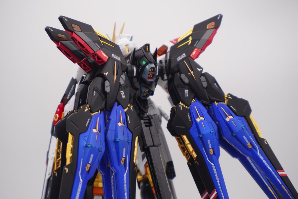 バックショット。この青色、プロモデラーの朱凰さんがプロデュースするRAYVEというブランドの塗料(コバルトマリンブルー)なのですが、鮮やかできれいじゃないですか?かなり気に入っていますがちょっと高めの塗料なので使うときは気合が入ります。