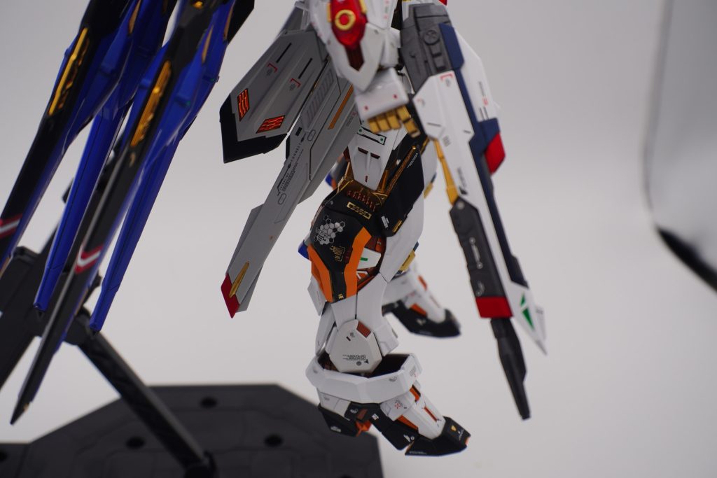 今回塗装で一番アレンジしたと思われるのがこの足の部分。ふくらはぎとスリッパにνガンダムを想起させる色を配色してみました。個人的には違和感もなくて満足です。