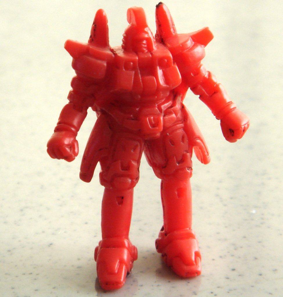 食玩『ガンダムセレクト』のトールギスです。発売は多分1995年。素材は塩ビ。遊びで塗った塗料を落としたところ・・汚い。