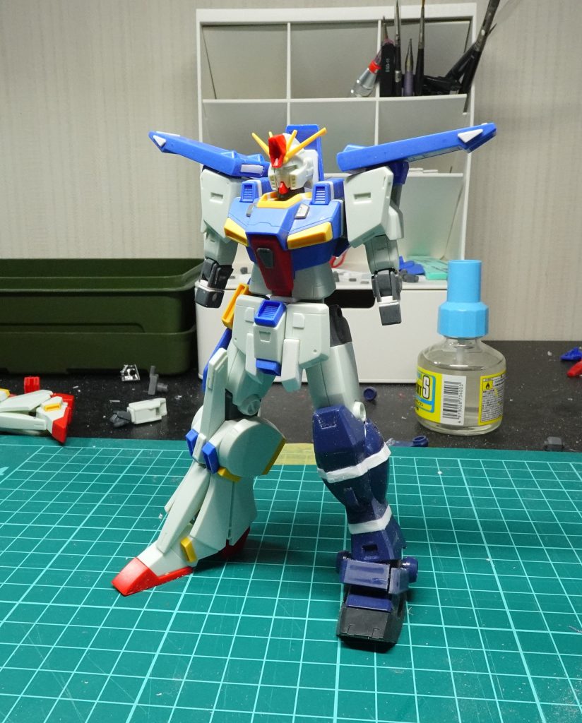 違いが一目でわかるのは脚の形状。連邦系によく見る流線形の脚。ジムクゥエルの脚をミキシングに使用しました。長さが短かったのでふくらはぎとすね部分にそれぞれ3ミリずつプラ板を張り付けて合計6ミリ延長。