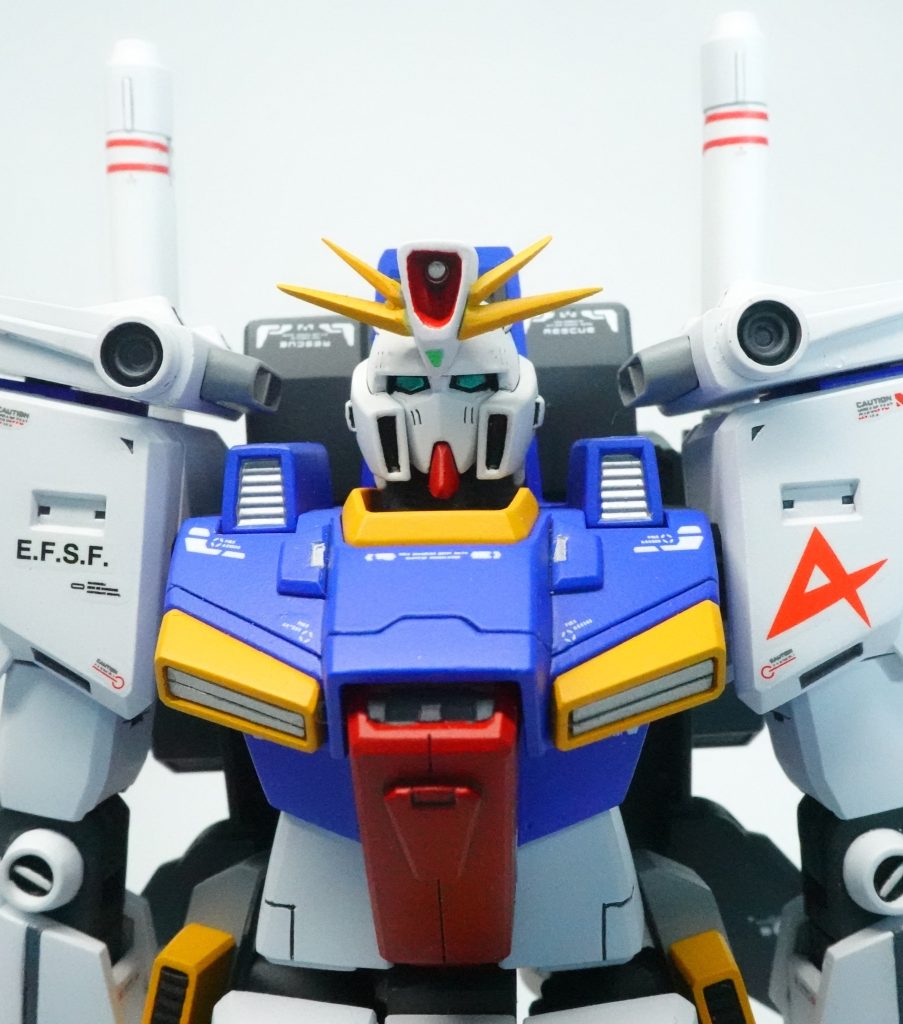 頭部はガンダム顔によくあるへの字スリットは無く、代わりに両サイド上部分にそれぞれ2本ずつ縦にスリットが入っています。それからハイメガキャノンの形状も独特な形状です。