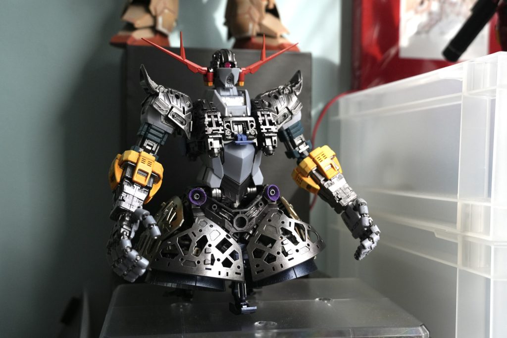 So I decided to skip some of the blue-colored armour parts, and hand-painted the yellow(on two arms) and red colours(head antennas etc.).&nbsp;